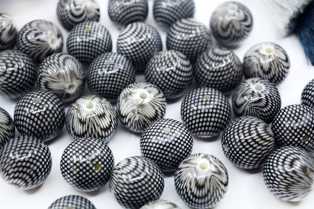 Netted: 18mm Black and White Netted Chunky Gumball Beads, 10 beads / Acrylic Beads, Resin beads, Lucite DIY Beads, Jewelry Making Supplies