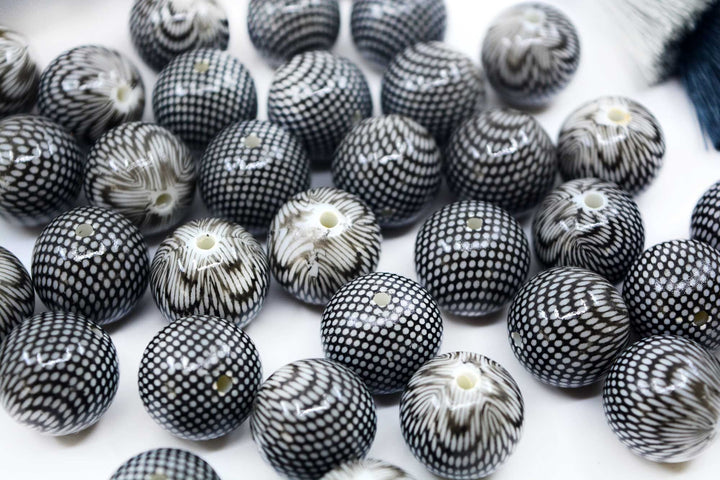 Netted: 18mm Black and White Netted Chunky Gumball Beads, 10 beads / Acrylic Beads, Resin beads, Lucite DIY Beads, Jewelry Making Supplies