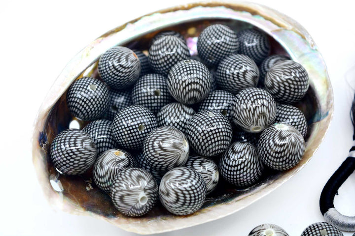 Netted: 18mm Black and White Netted Chunky Gumball Beads, 10 beads / Acrylic Beads, Resin beads, Lucite DIY Beads, Jewelry Making Supplies