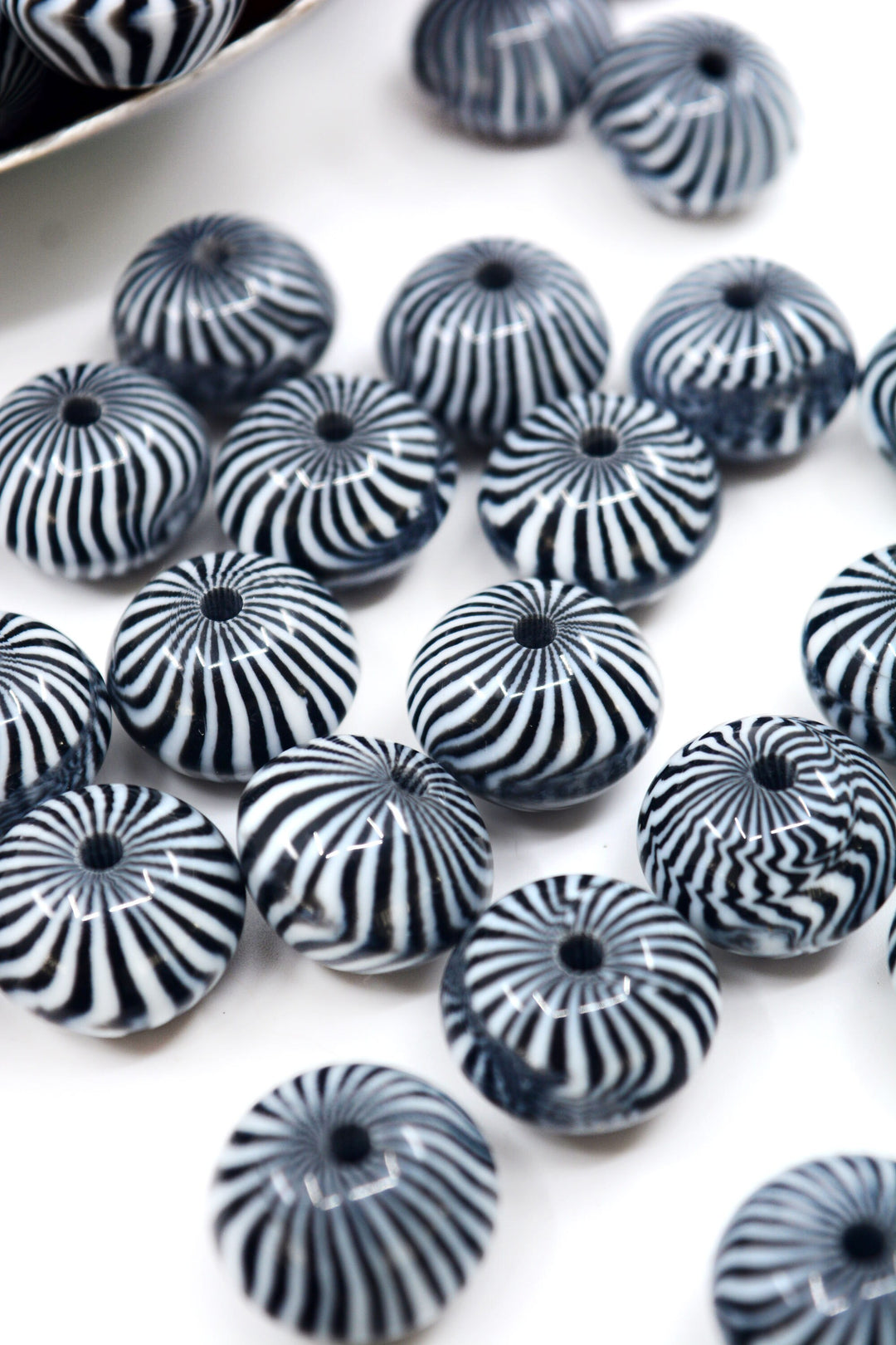 Stripes: 20mm Black and White Stripped Chunky Gumball Saucer Beads, 10 beads / Lucite Beads,  Acrylic Beads, Resin beads, DIY Beads