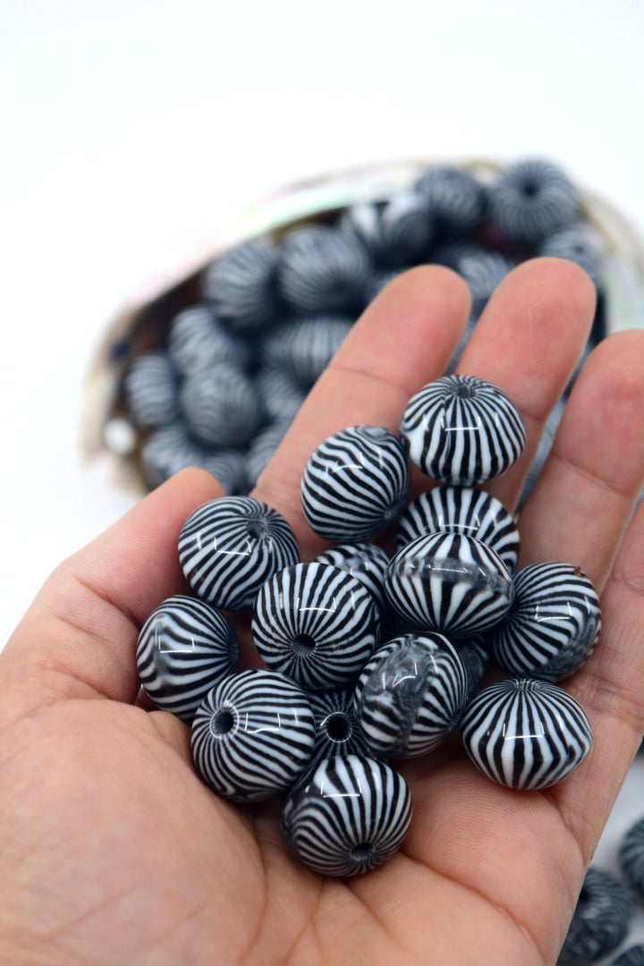 Stripes: 20mm Black and White Stripped Chunky Gumball Saucer Beads, 10 beads / Lucite Beads,  Acrylic Beads, Resin beads, DIY Beads