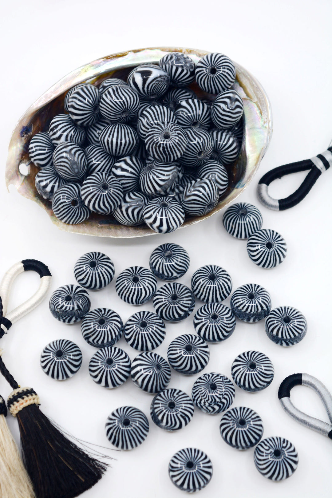 Stripes: 20mm Black and White Stripped Chunky Gumball Saucer Beads, 10 beads / Lucite Beads,  Acrylic Beads, Resin beads, DIY Beads