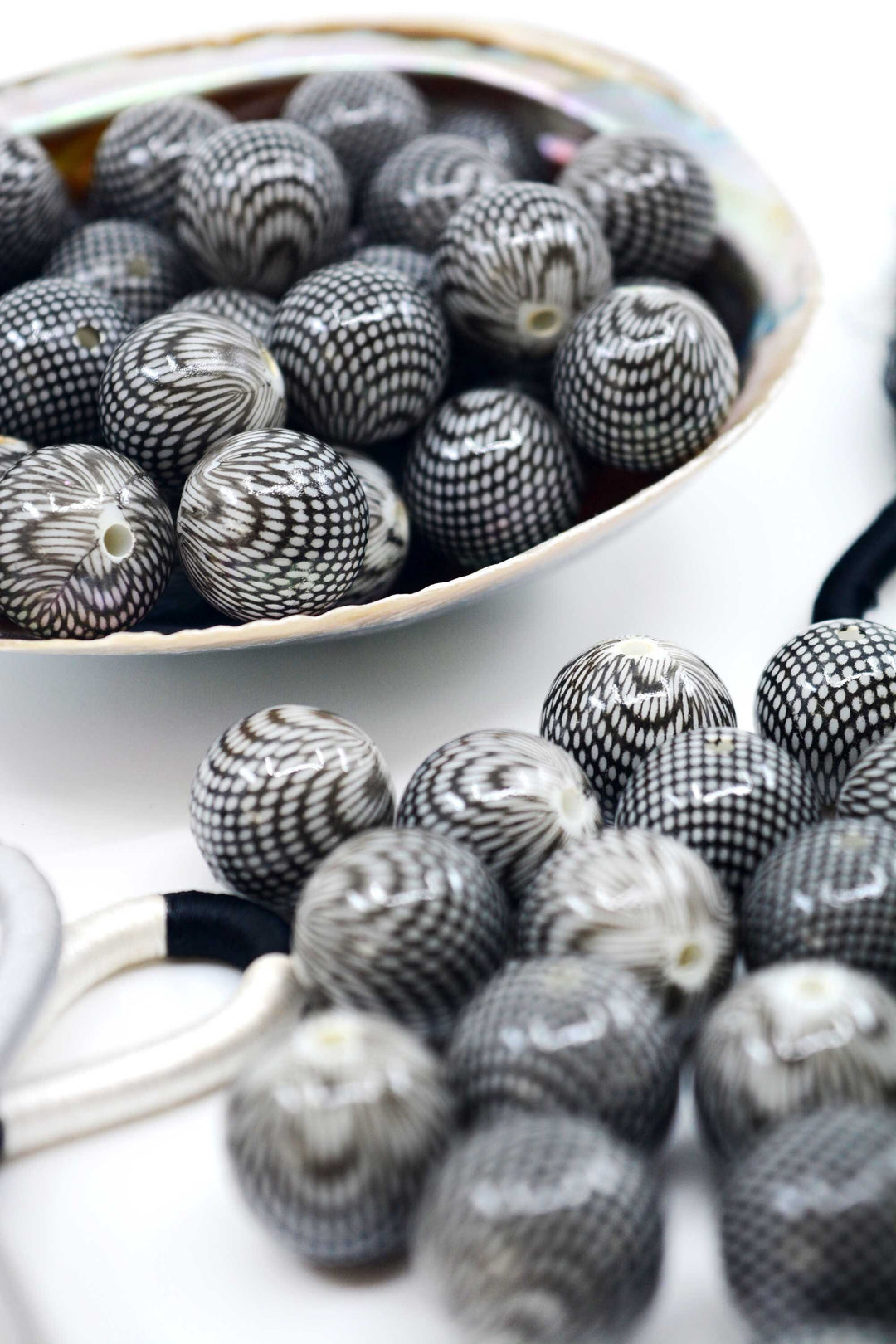 Netted: 18mm Black and White Netted Chunky Gumball Beads, 10 beads / Acrylic Beads, Resin beads, Lucite DIY Beads, Jewelry Making Supplies