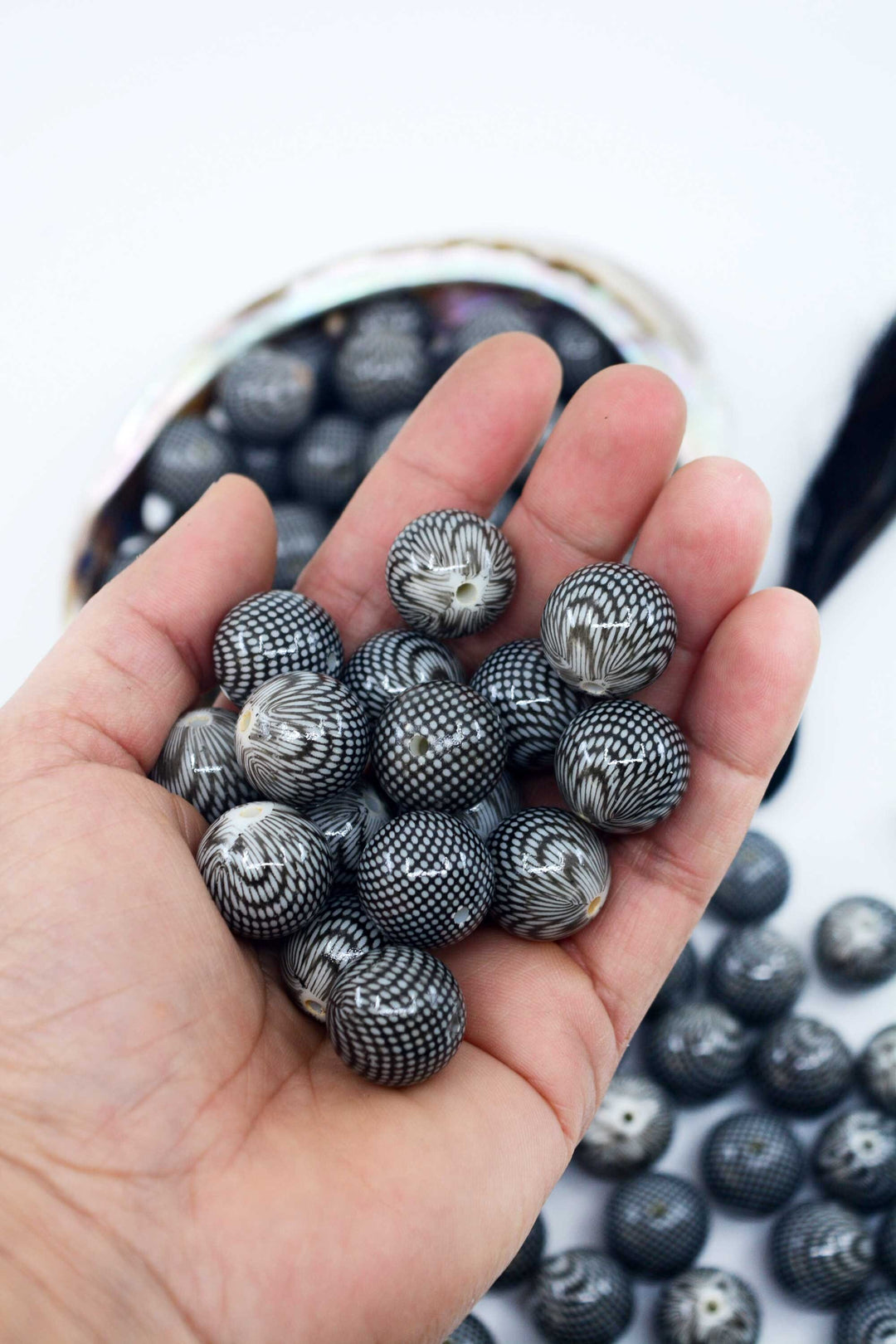 Netted: 18mm Black and White Netted Chunky Gumball Beads, 10 beads / Acrylic Beads, Resin beads, Lucite DIY Beads, Jewelry Making Supplies