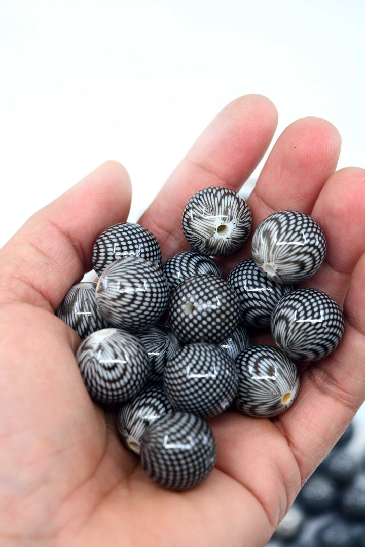 Netted: 18mm Black and White Netted Chunky Gumball Beads, 10 beads / Acrylic Beads, Resin beads, Lucite DIY Beads, Jewelry Making Supplies