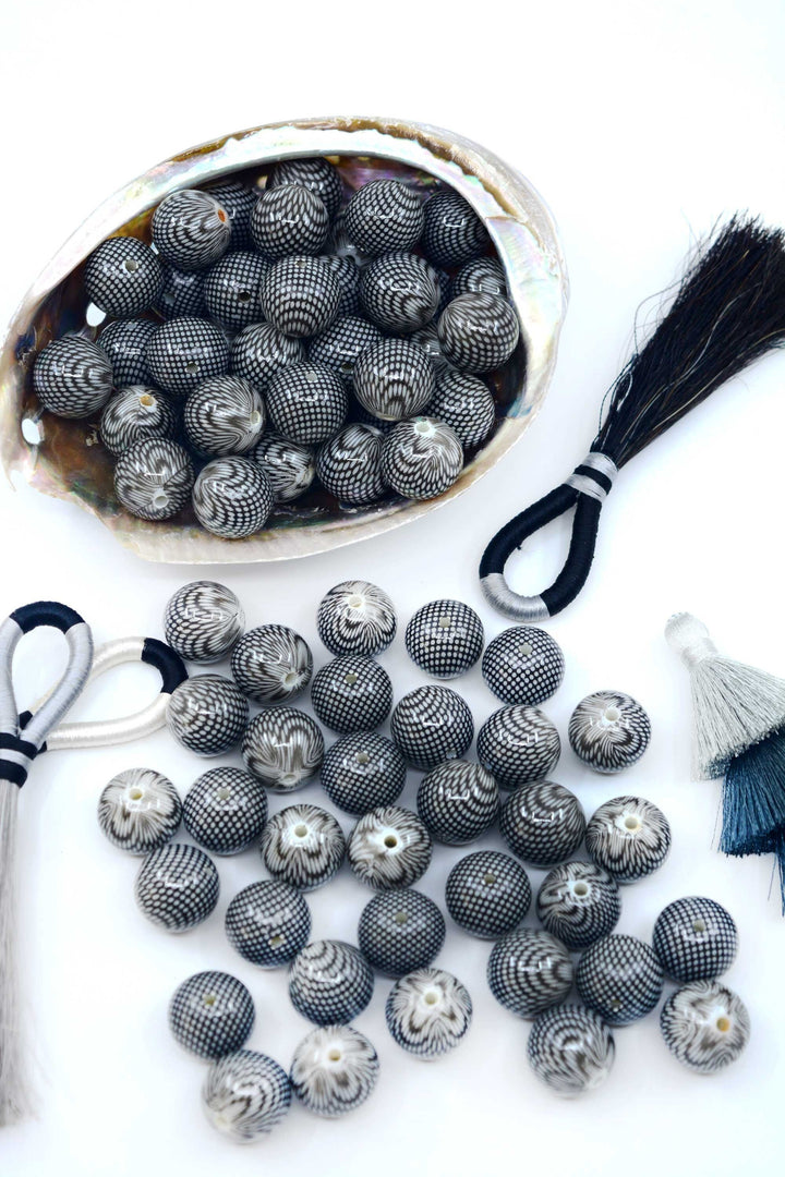 Netted: 18mm Black and White Netted Chunky Gumball Beads, 10 beads / Acrylic Beads, Resin beads, Lucite DIY Beads, Jewelry Making Supplies