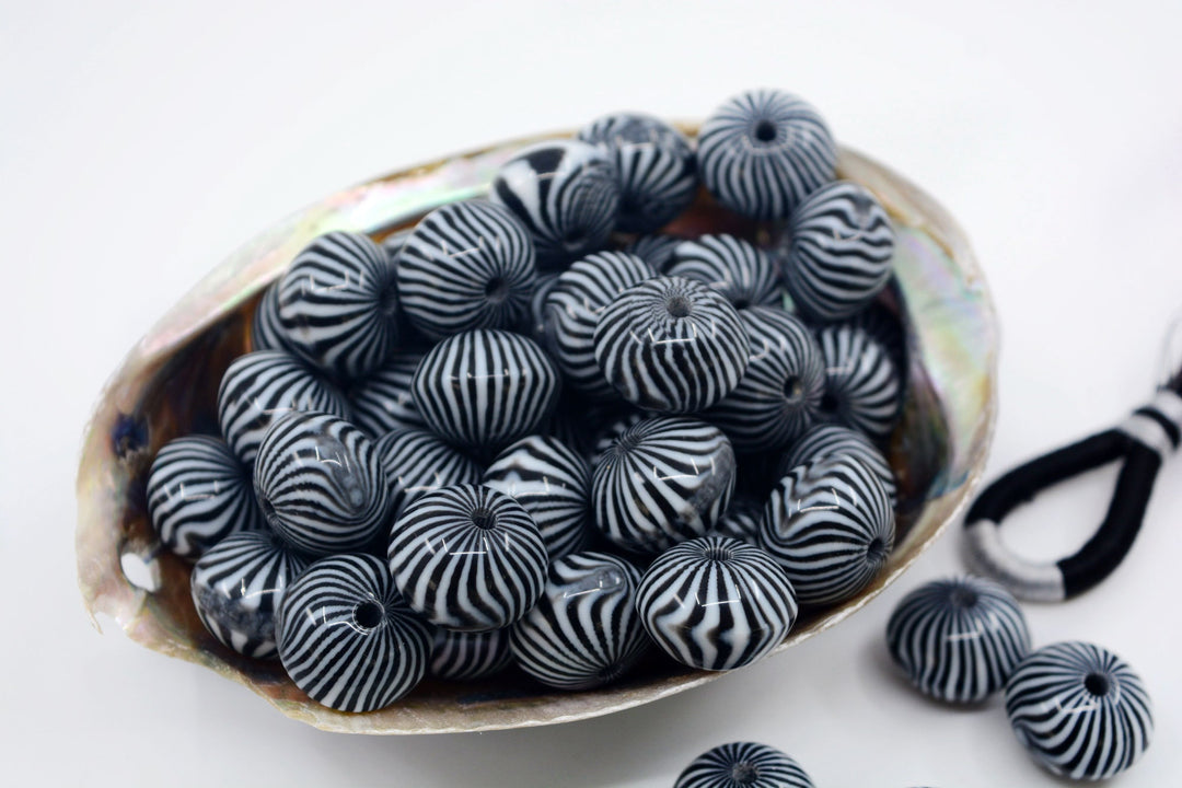 Stripes: 20mm Black and White Stripped Chunky Gumball Saucer Beads, 10 beads / Lucite Beads,  Acrylic Beads, Resin beads, DIY Beads