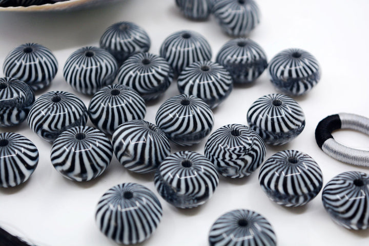 Stripes: 20mm Black and White Stripped Chunky Gumball Saucer Beads, 10 beads / Lucite Beads,  Acrylic Beads, Resin beads, DIY Beads