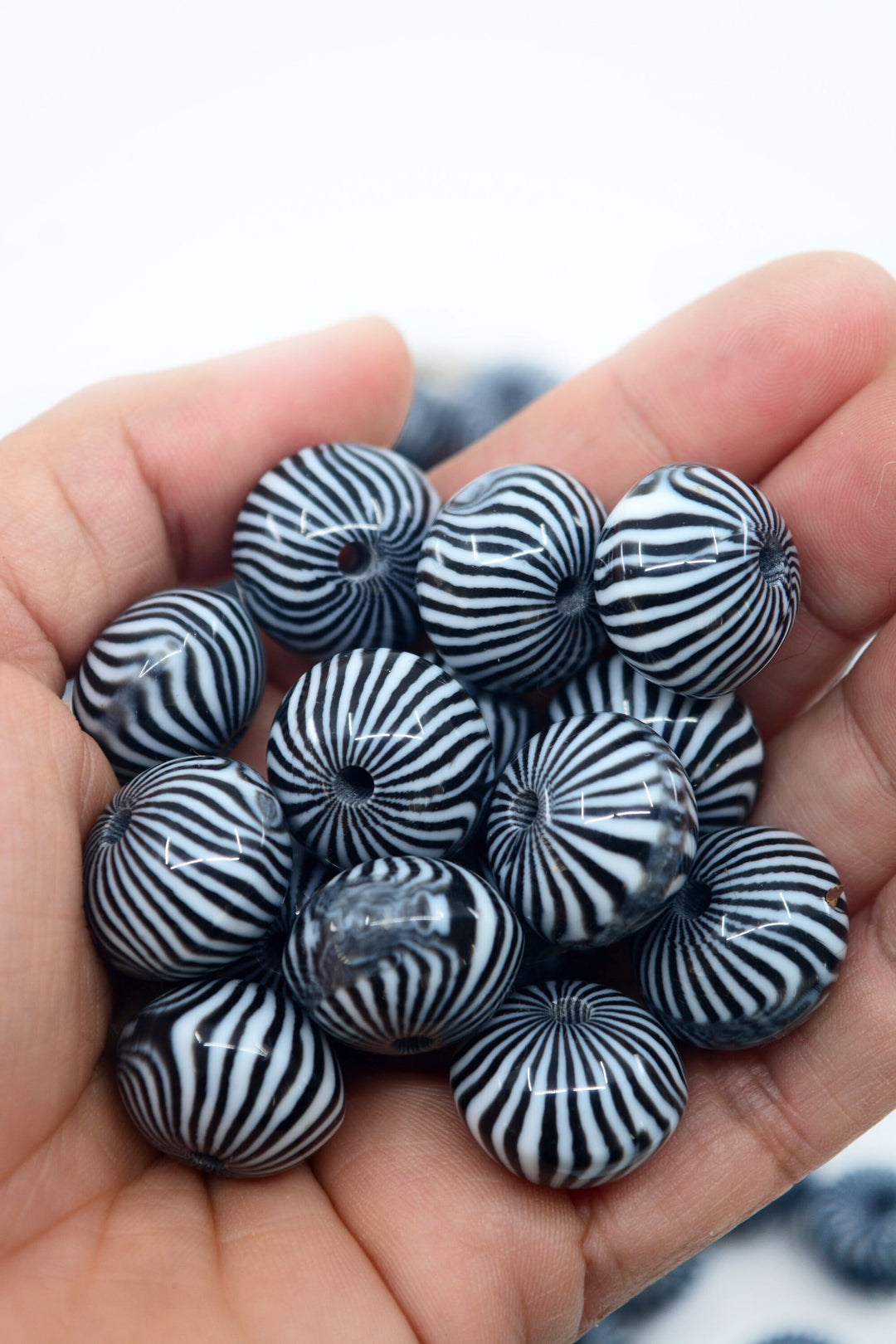 Stripes: 20mm Black and White Stripped Chunky Gumball Saucer Beads, 10 beads / Lucite Beads,  Acrylic Beads, Resin beads, DIY Beads
