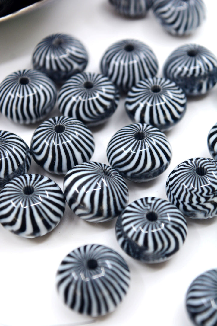 Stripes: 20mm Black and White Stripped Chunky Gumball Saucer Beads, 10 beads / Lucite Beads,  Acrylic Beads, Resin beads, DIY Beads