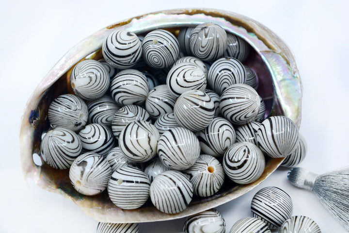 Zebra Lines: 18mm Black and White Netted Chunky Gumball Beads, 10 beads / Lucite Beads,  Acrylic, Resin beads, DIY Beads, Jewelry Supplies
