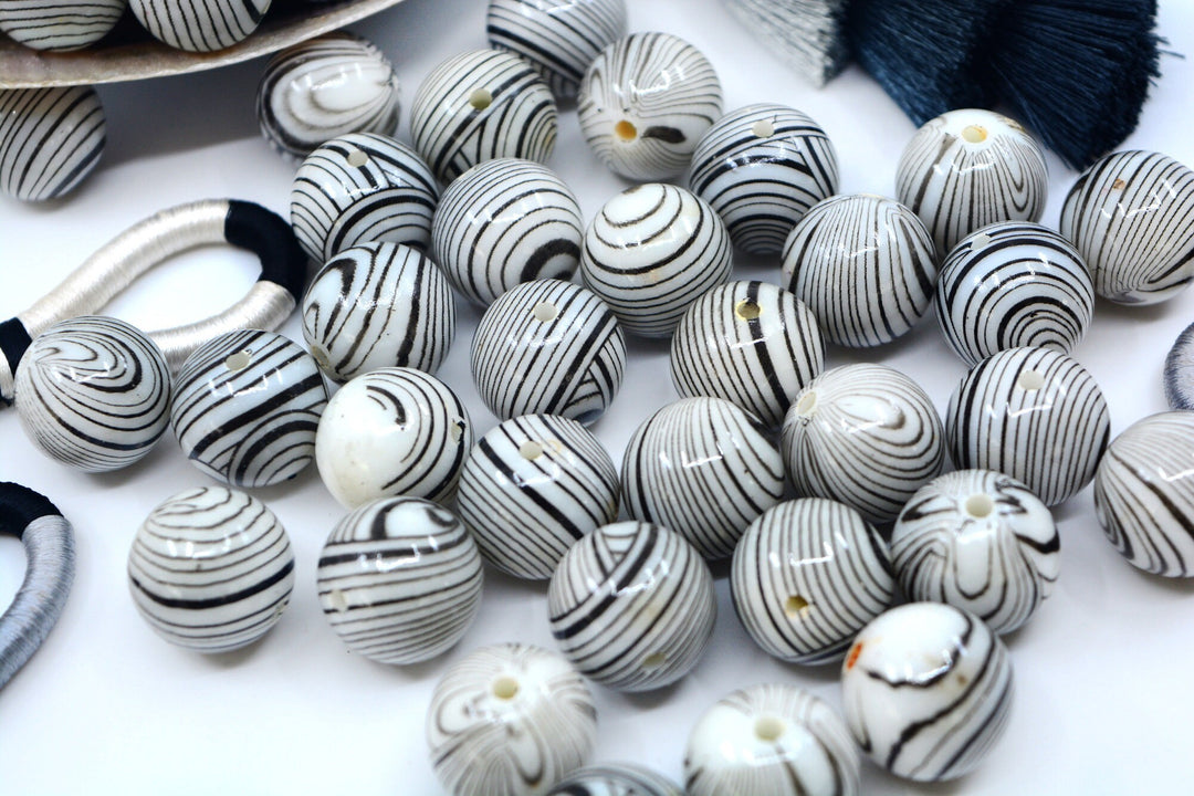 Zebra Lines: 18mm Black and White Netted Chunky Gumball Beads, 10 beads / Lucite Beads,  Acrylic, Resin beads, DIY Beads, Jewelry Supplies