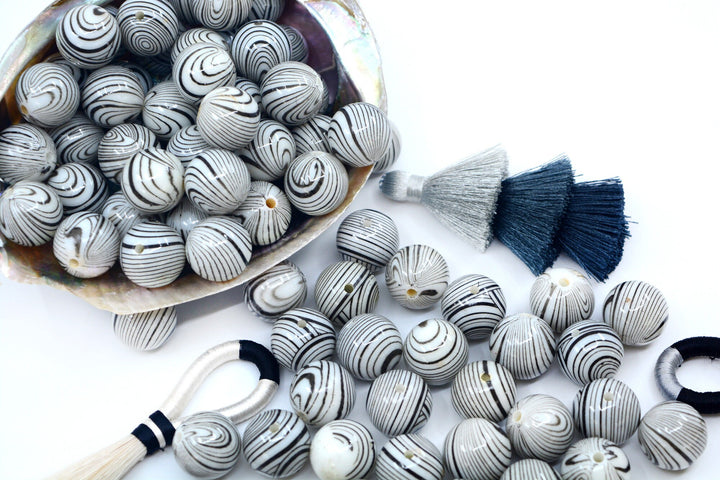 Zebra Lines: 18mm Black and White Netted Chunky Gumball Beads, 10 beads / Lucite Beads,  Acrylic, Resin beads, DIY Beads, Jewelry Supplies