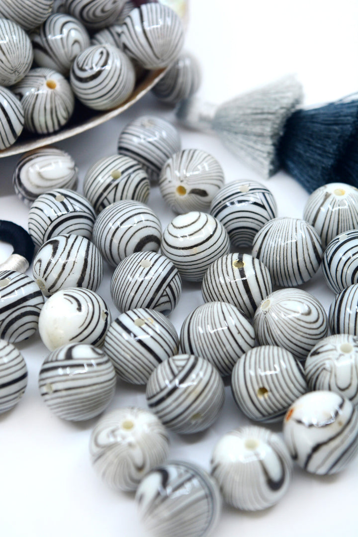 Zebra Lines: 18mm Black and White Netted Chunky Gumball Beads, 10 beads / Lucite Beads,  Acrylic, Resin beads, DIY Beads, Jewelry Supplies