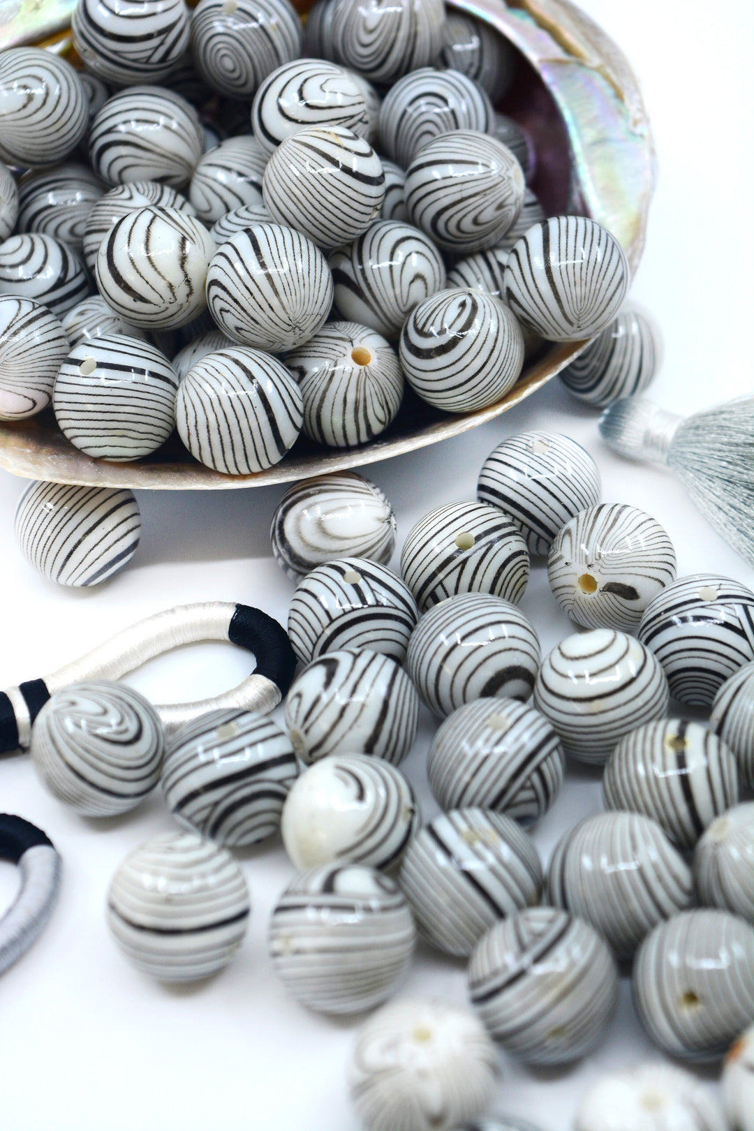 Zebra Lines: 18mm Black and White Netted Chunky Gumball Beads, 10 beads / Lucite Beads,  Acrylic, Resin beads, DIY Beads, Jewelry Supplies