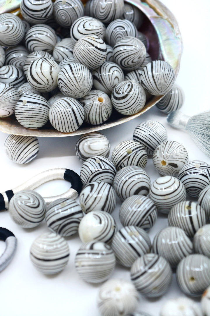 Zebra Lines: 18mm Black and White Netted Chunky Gumball Beads, 10 beads / Lucite Beads,  Acrylic, Resin beads, DIY Beads, Jewelry Supplies