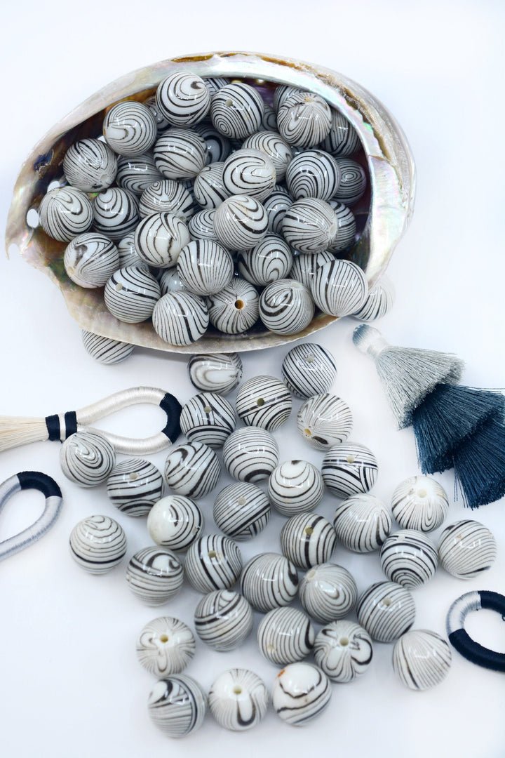 Zebra Lines: 18mm Black and White Netted Chunky Gumball Beads, 10 beads / Lucite Beads,  Acrylic, Resin beads, DIY Beads, Jewelry Supplies