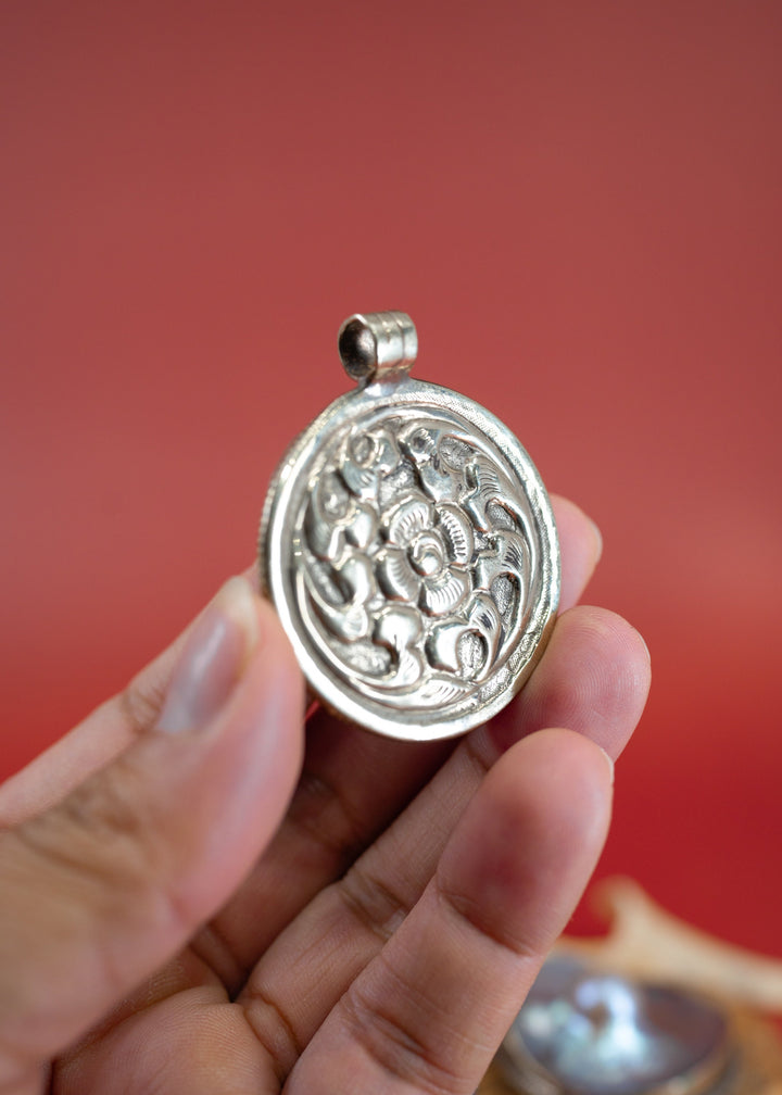 A Pearl in a Shell: Pearl and Shell Pendant, 40mm from Nepal / Ammulet, Handmade Shell Pendant, Luck Charm, Pearl Necklace, Jewelry, Gifts
